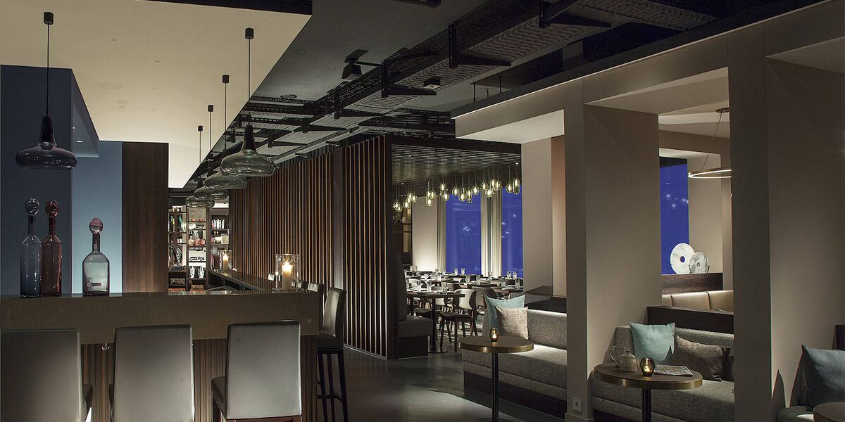 Lobby im ACASA Suites Zürich Oerlikon mit Bar und Blick ins Restaurant
